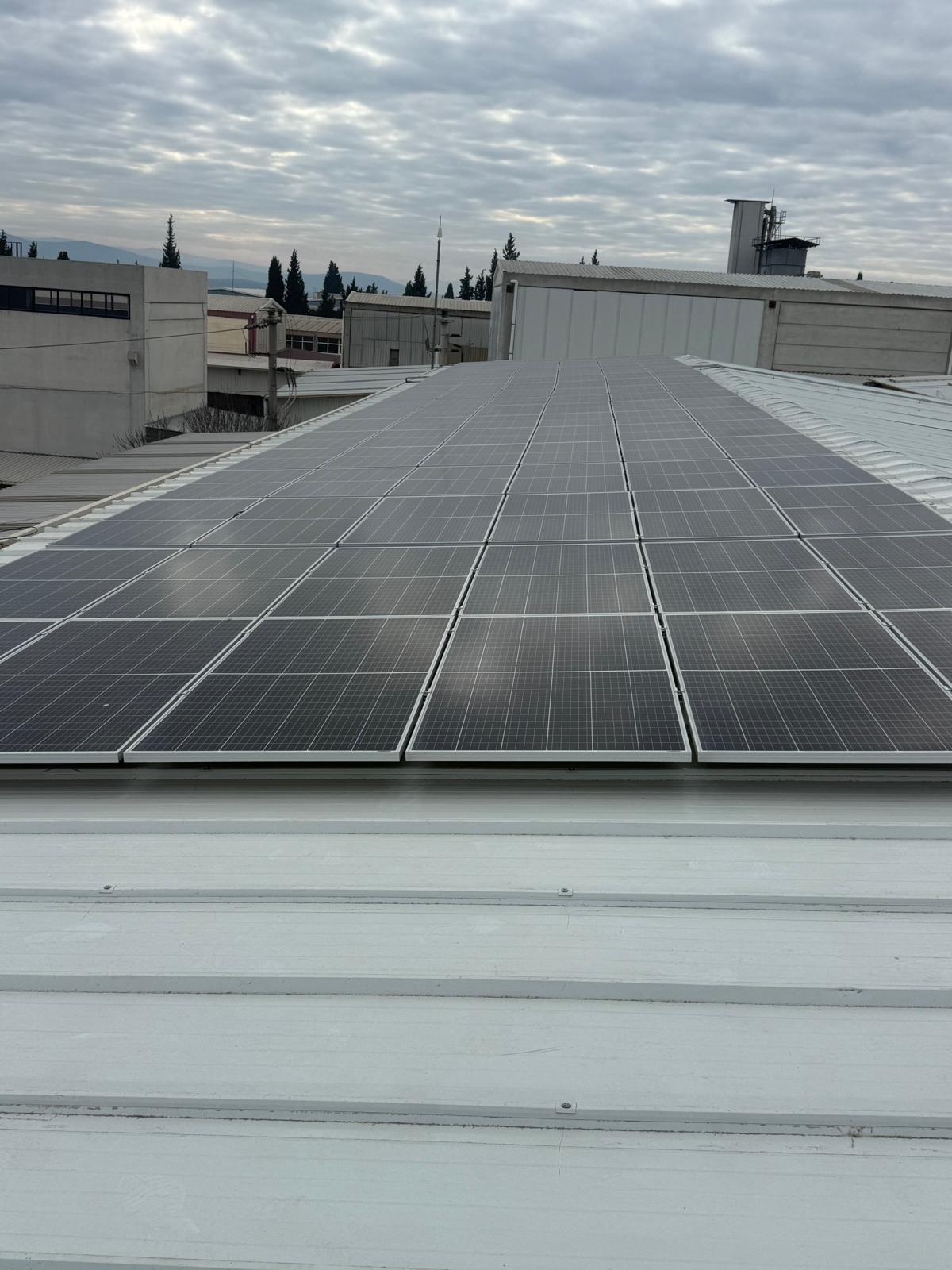 Yazıbaşı Torbalı'da 102 panelli çatı tipi güneş enerjisi sistemi